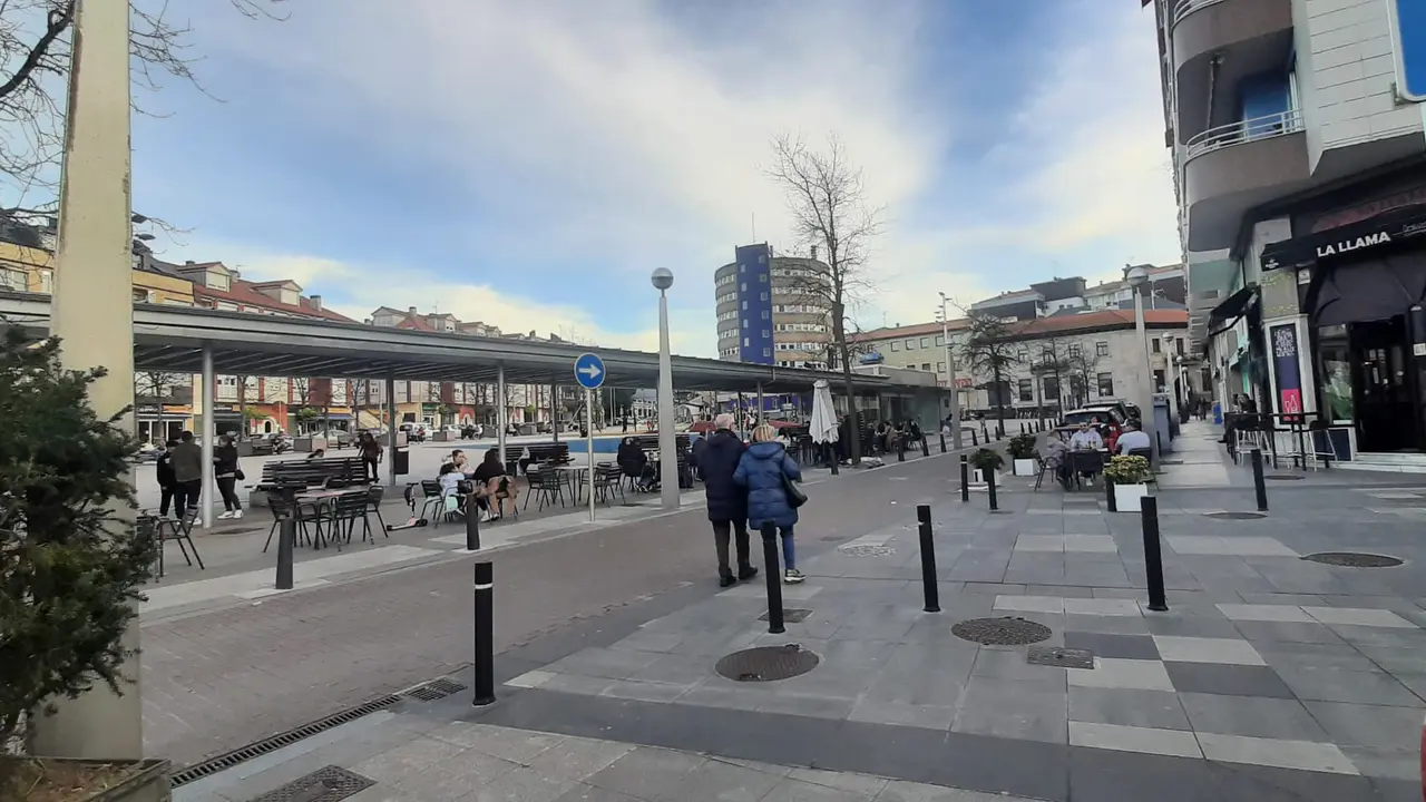 Varias personas caminando por la plaza de la Llama. / S.D.