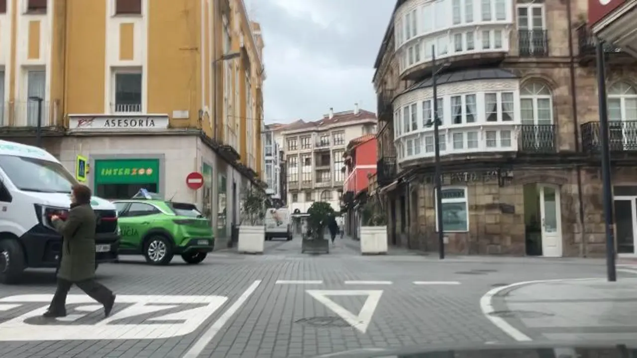 Varios coches transitan por la ZBE de Torrelavega. / ALERTA