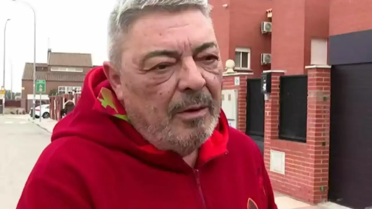 Antonio Canales vive un tenso momento con los reporteros. / EP