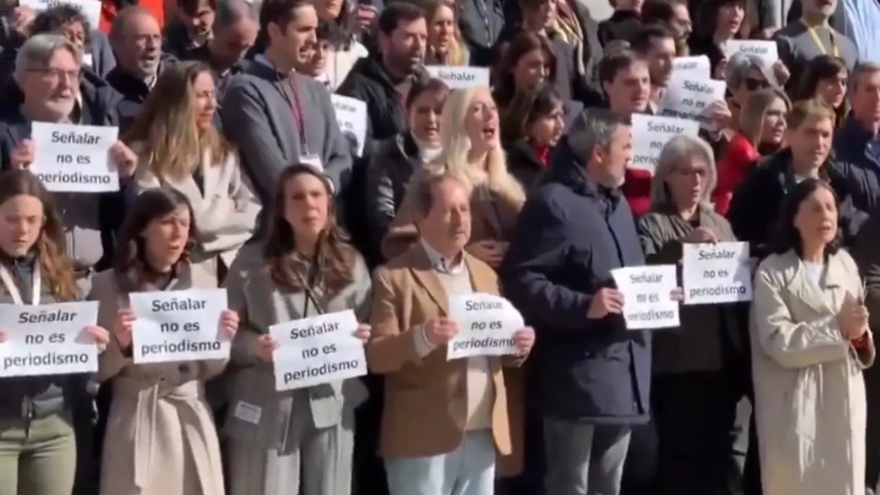 Varios periodistas en el Congreso de los Diputados. / X
