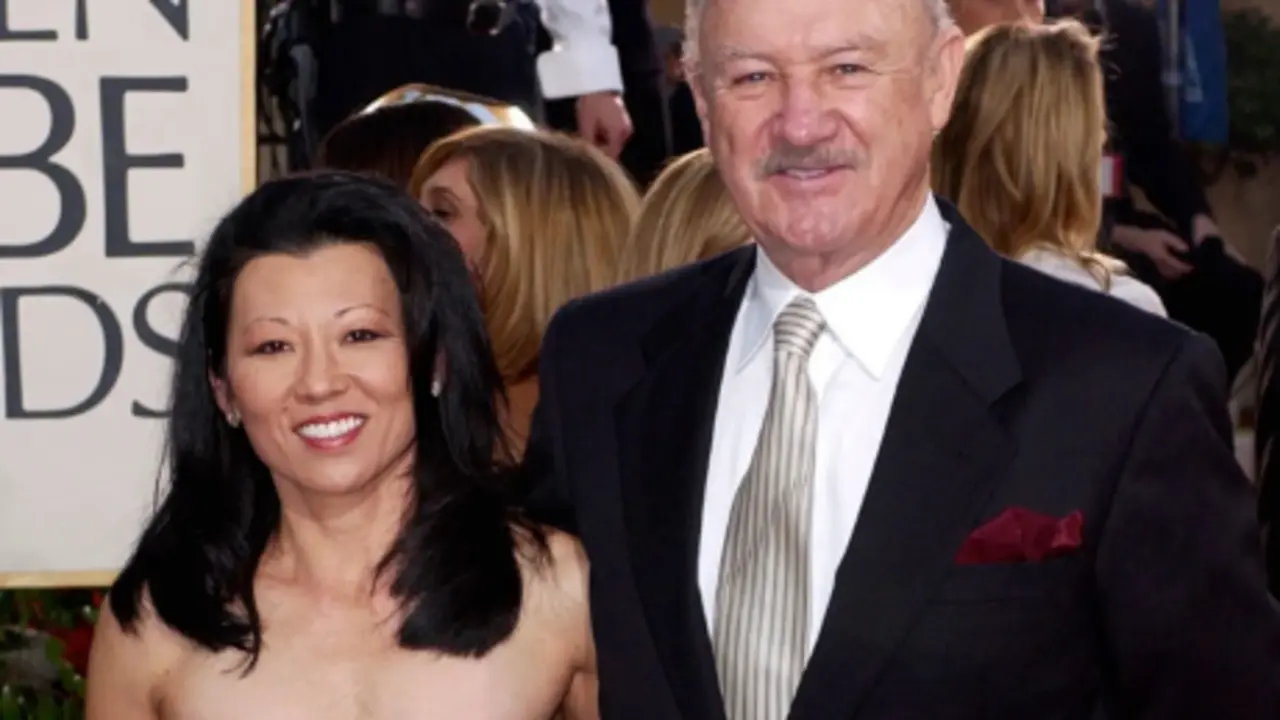 Gene Hackman y Betsy Arawaka, durante un evento hace varios a&ntilde;os en una imagen compartida por Antonio Banderas en redes sociales. / IG