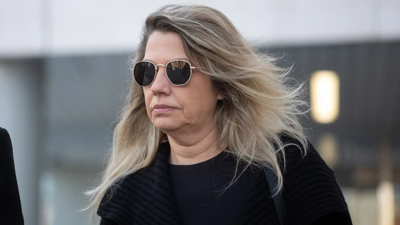 La asesora de Bego&ntilde;a G&oacute;mez en Moncloa Cristina &Aacute;lvarez sale de declarar a los juzgados de Plaza de Castilla. / Alejandro &Aacute;lvarez