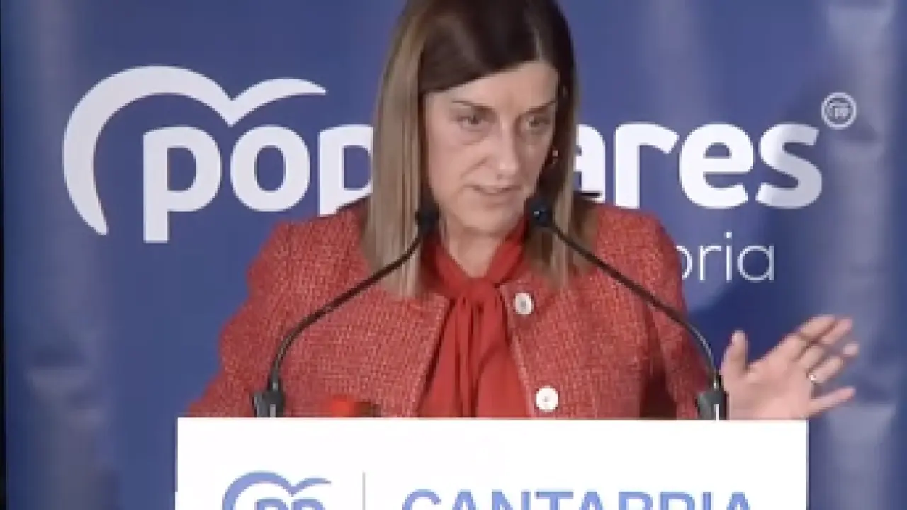 Mar&iacute;a Jos&eacute; S&aacute;enz de Buruaga, presidenta del Gobierno de Cantabria y l&iacute;der del PP en la regi&oacute;n, durante su intervenci&oacute;n en un acto del Partido Popular de Cantabria, donde lanz&oacute; duras cr&iacute;ticas al gobierno de Pedro S&aacute;nchez y a la gesti&oacute;n de la deuda catalana. / A.E.