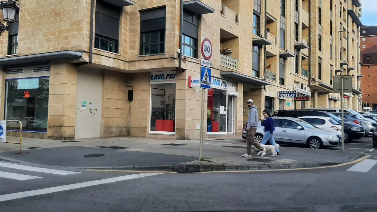 Dos personas caminan por una calle de Torrelavega. / S.D.