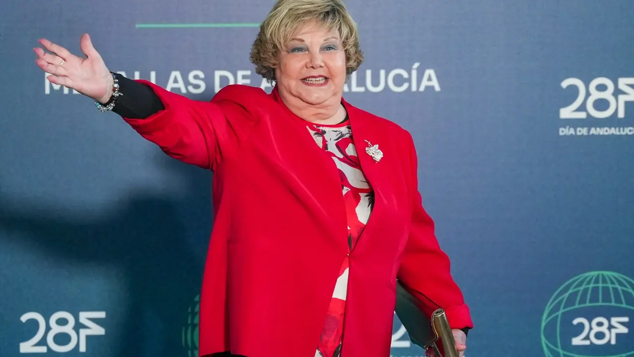 La cantante, Karina a su llegada a la firma en el Libro de Honor. / Francisco J. Olmo