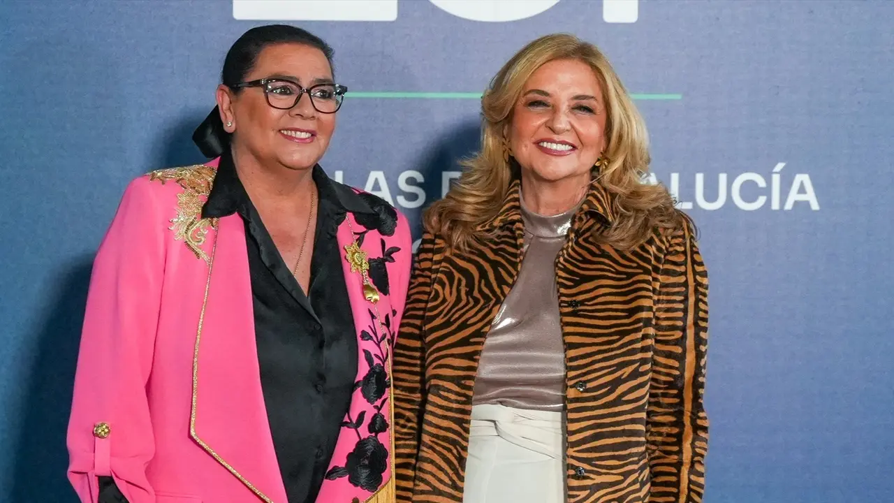 La cantante, Mar&iacute;a del Monte (i) y su pareja la periodista, Inmaculada Casal (d) a su llegada a la firma en el Libro de Honor. / Francisco J. Olmo