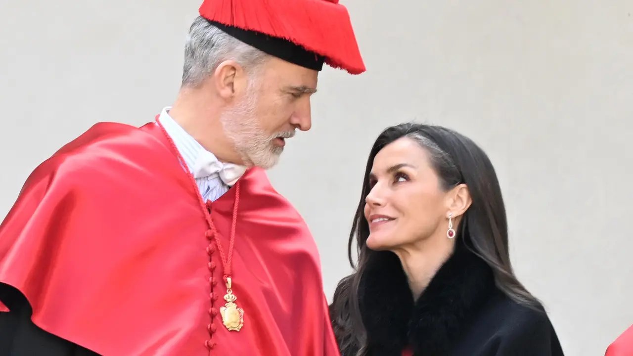 El Rey Felipe y la Reina Letizia a la salida del acto de investidura como Doctor Honoris Causa por la Universidad de Alcal&aacute;. / EP