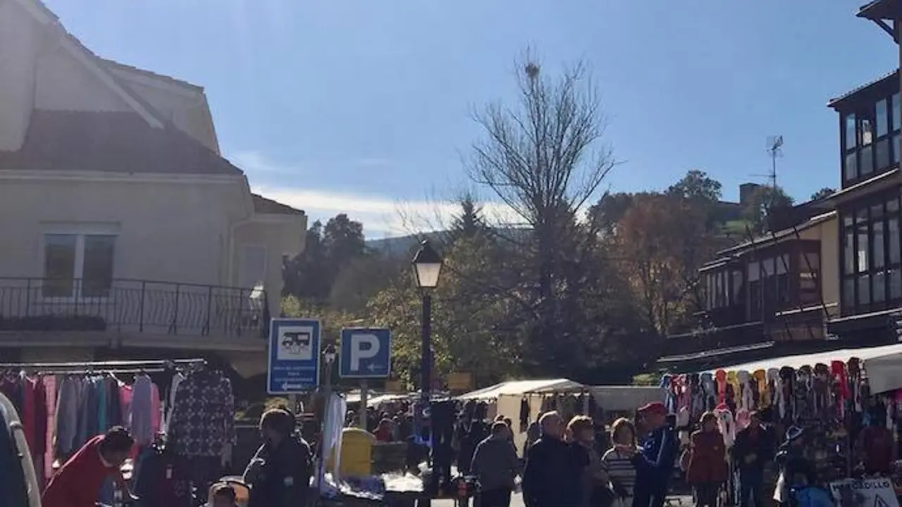 Varias personas en el mercadillo. / FB