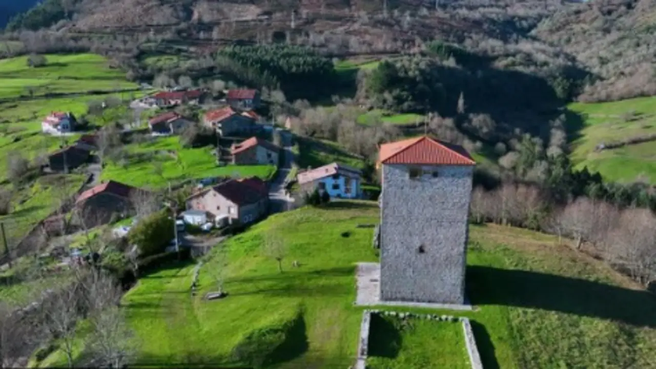 Vista a&eacute;rea de la Torre de Rubin de Celis y la iglesia de San Facundo en la localidad de Obeso en el municipio de Rionansa. / A.S.