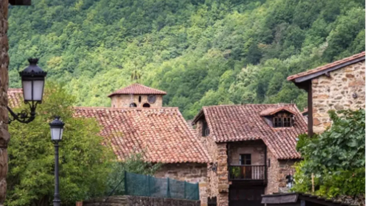 Varias casa de B&aacute;rcena Mayor uno de los pueblos m&aacute;s visitados de Cantabria. / A.S.