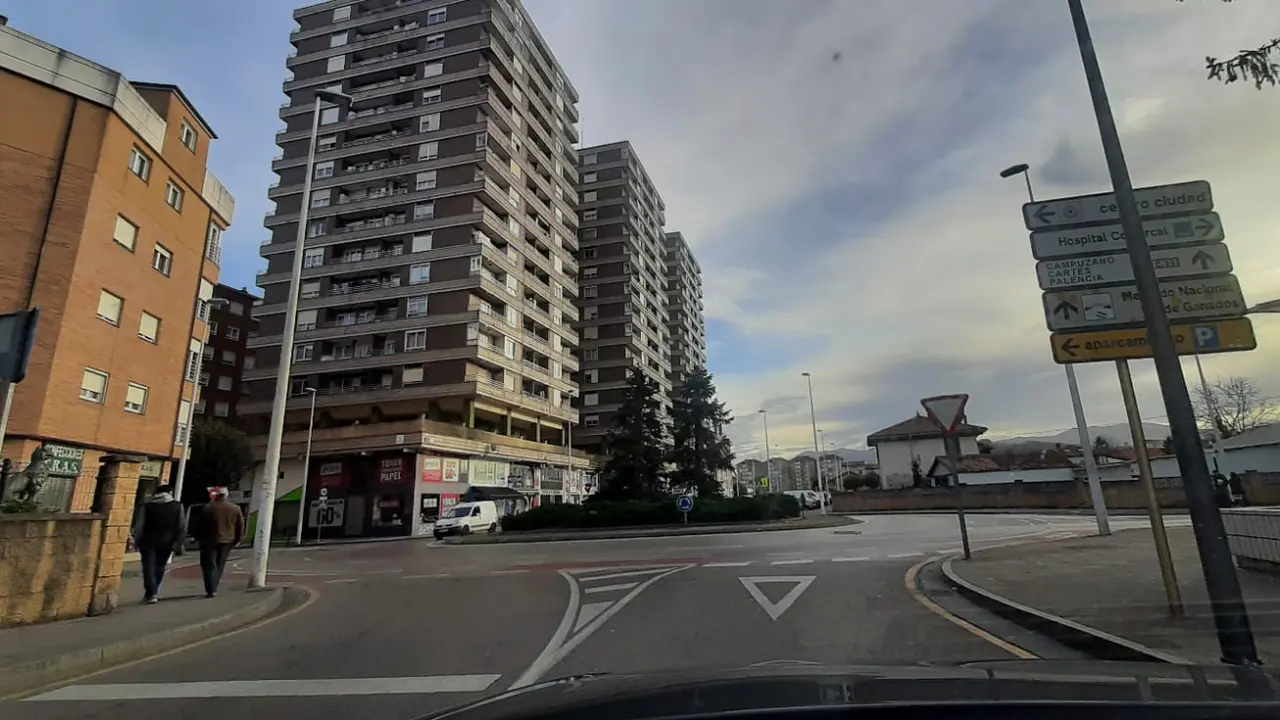 Una de las calles c&eacute;ntricas de Torrelavega. / S.D.