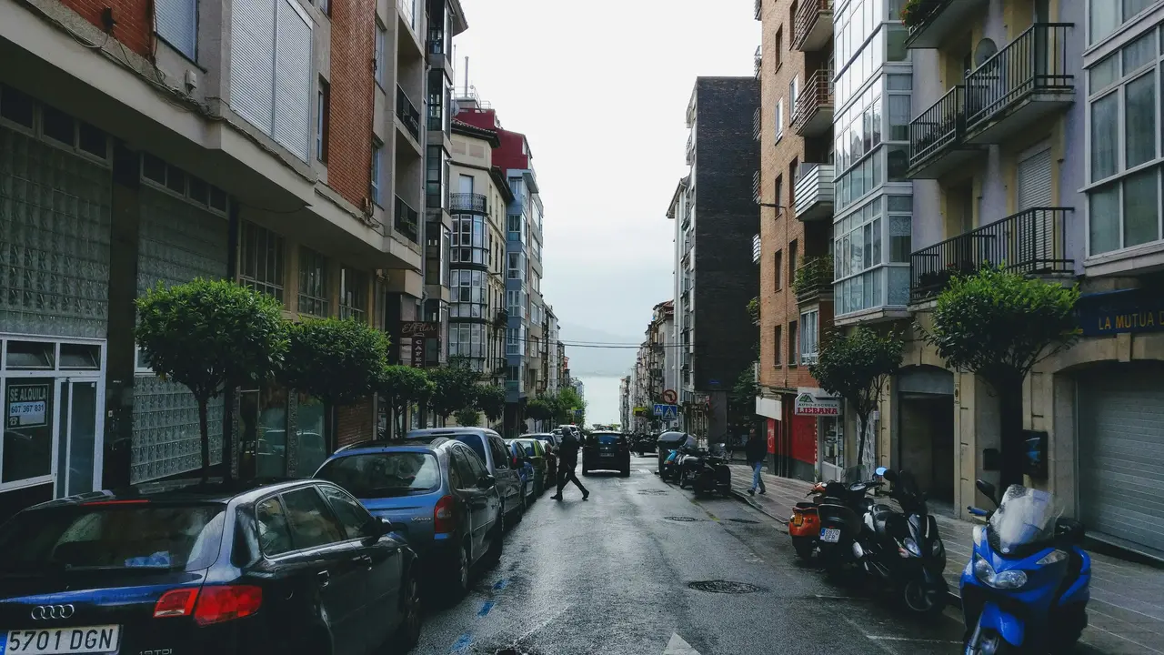 Un par de personas transitan por una de las calles de Santander. / A.E.