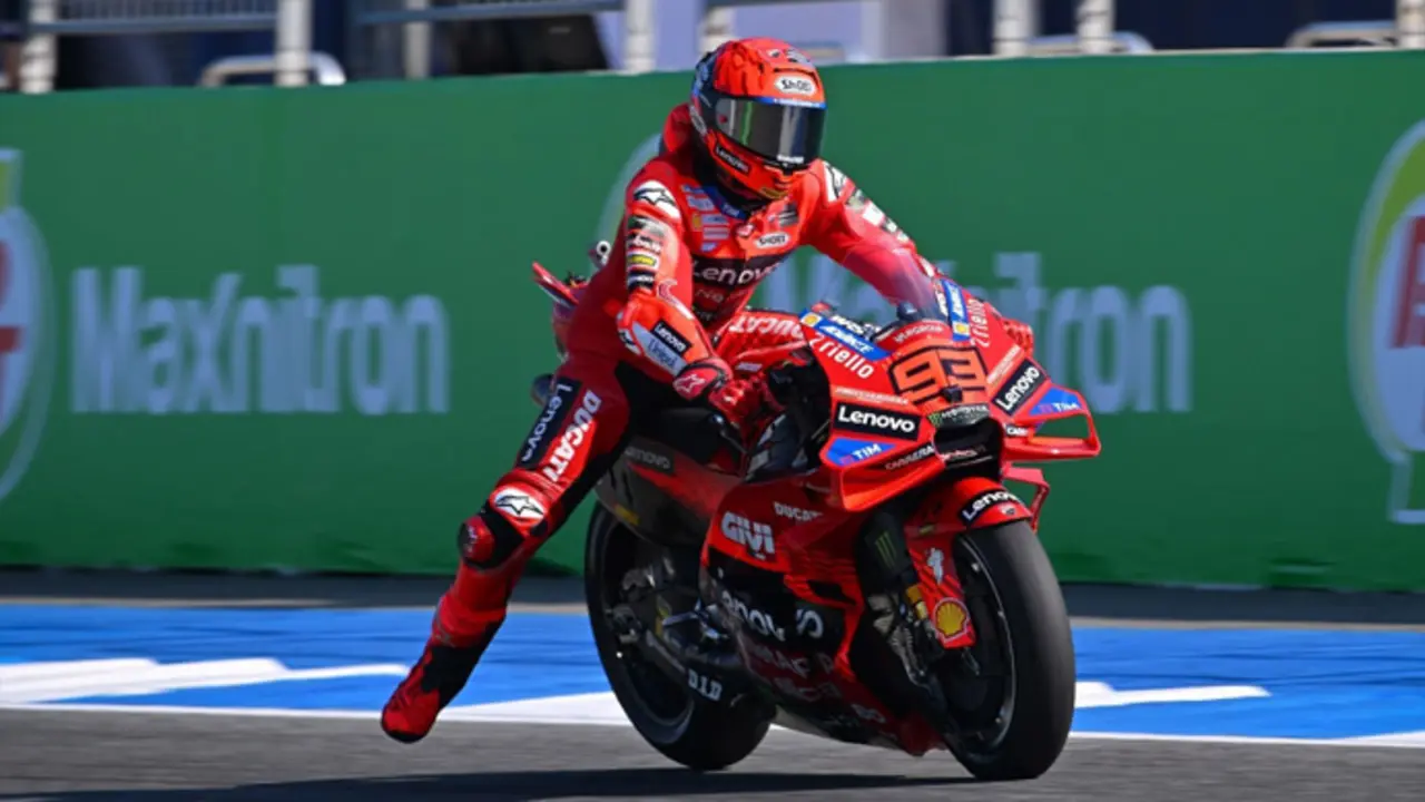El piloto Marc M&aacute;rquez en el circuito de Singapur. / x