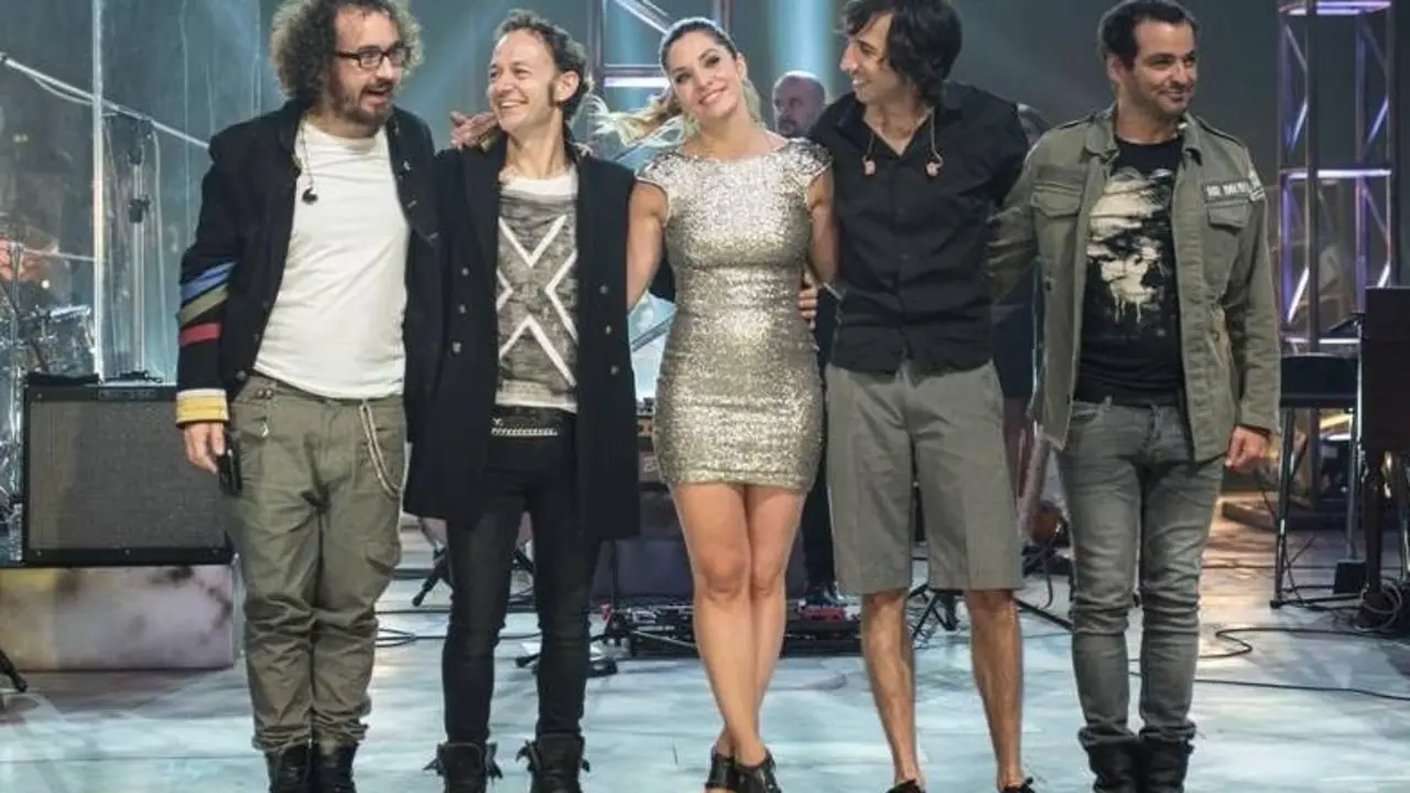 Los m&uacute;sicos de La Oreja de Van Gogh con Leire Mart&iacute;nez. / EP / Archivo
