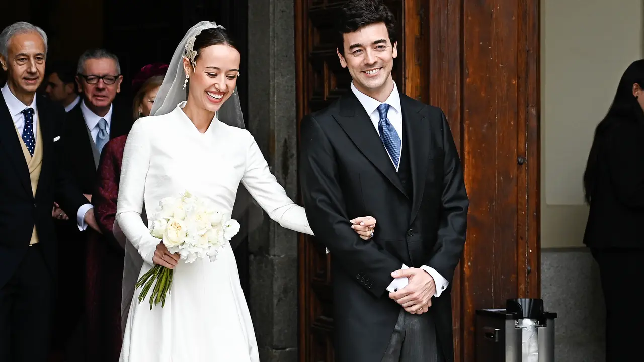 Ignacio Ru&iacute;z-Gallard&oacute;n y Nerea Zabala salen de la Iglesia de Santa B&aacute;rbara de Madrid tras darse el "s&iacute; quiero". / EP