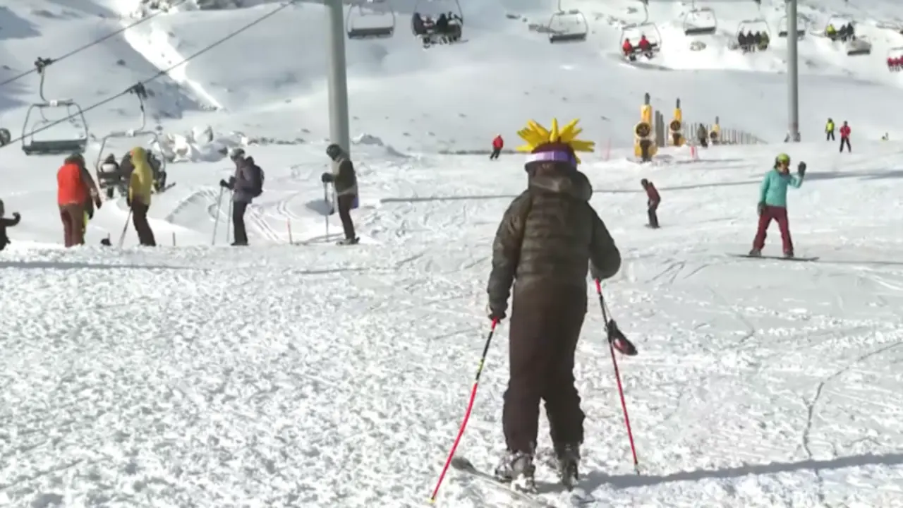 Varias personas en la estaci&oacute;n de esqu&iacute; de Alto Campoo. / RTVE