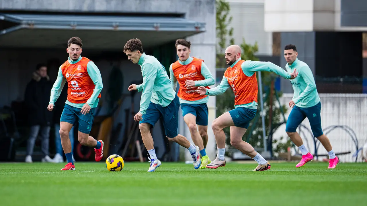 Los jugadores del Racing en el entrenamiento de ayer en La Albericia. / RRC