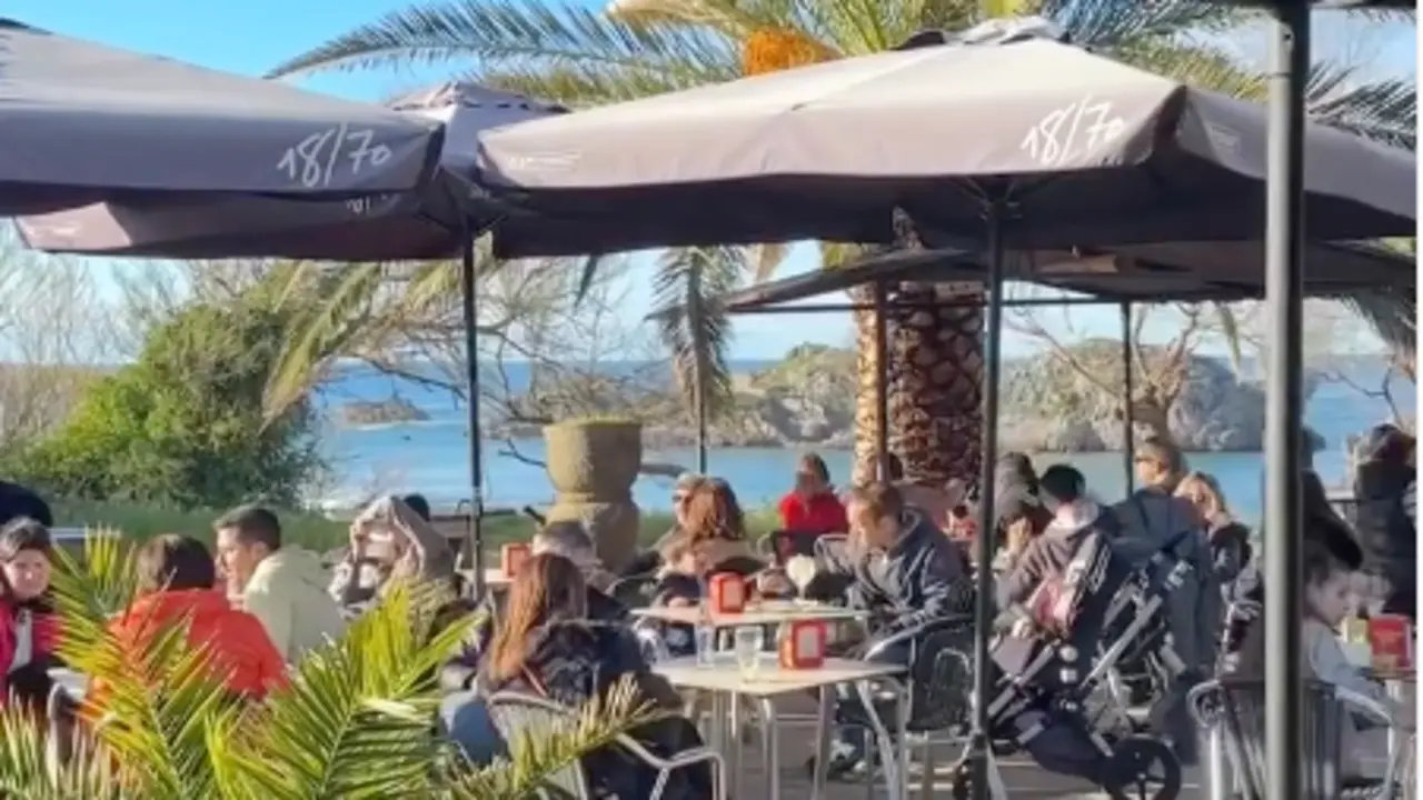 Uno de los locales m&aacute;s aclamados de Noja en verano. / La Caba&ntilde;a