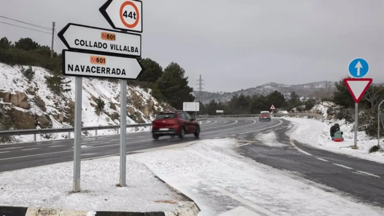Un coche circulando por una carretera nevada. / EP