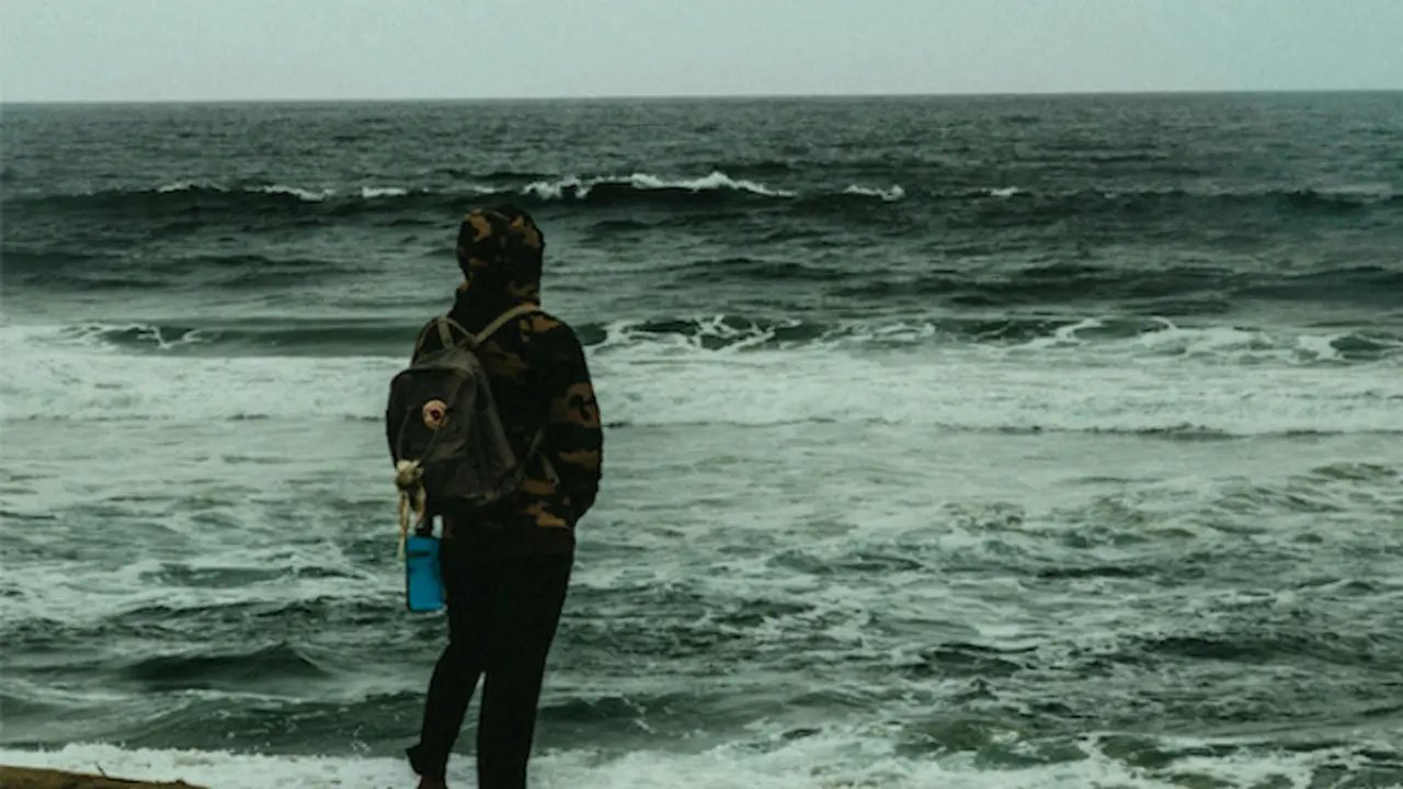 Una persona dando un paseo por la playa un d&iacute;a nublado. / A.E