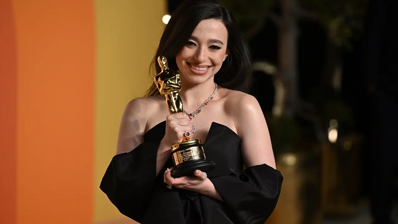 Mikey Madison con su premio Oscar. / Doug Peters