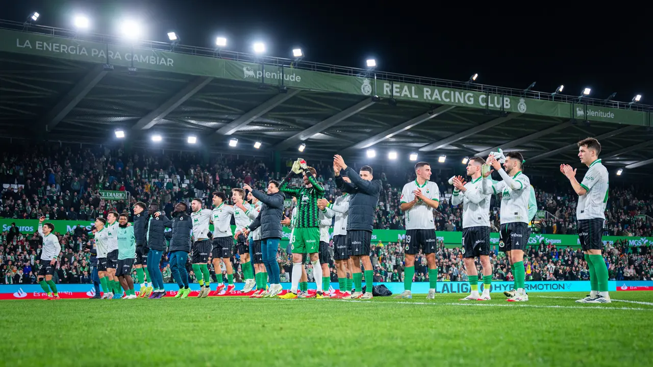 Los jugadores celebran con la afici&oacute;n tras vencer al Elche. / RRC