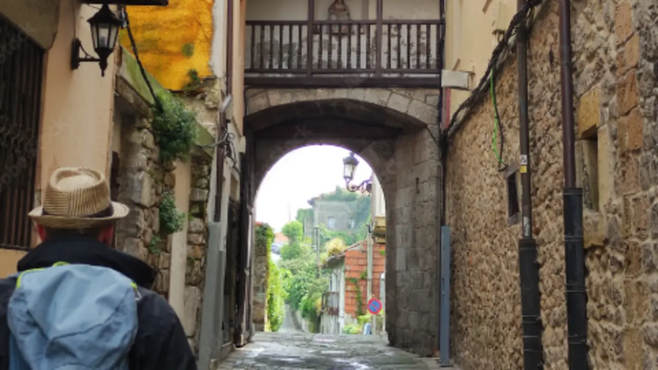 Un hombre de espaldas, paseando por el casco hist&oacute;rico. / A.S.