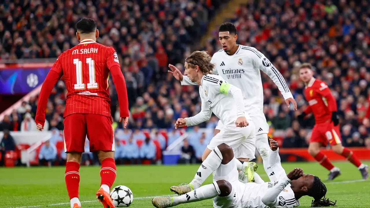 Luka Modric controla un bal&oacute;n durante el partido ante el Liverpool. / EP