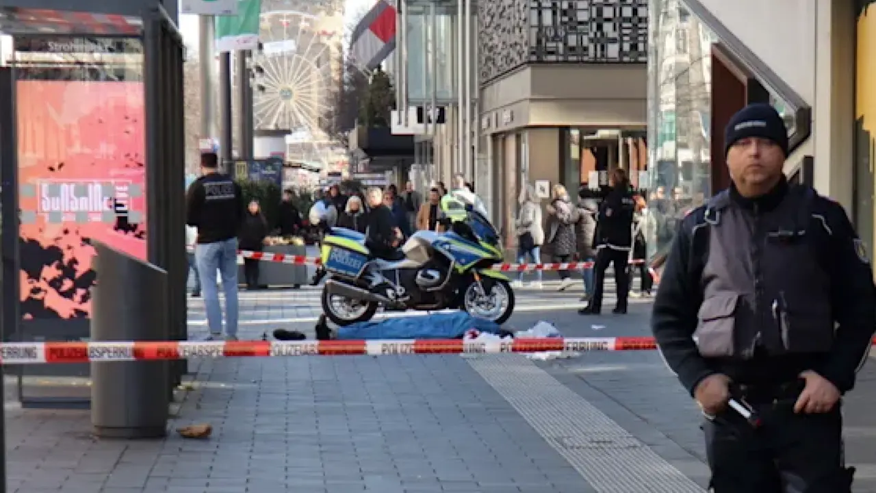 Seg&uacute;n la informaci&oacute;n de BILD, un conductor que circulaba por la calle comercial Planken, cerca de la torre de agua, se abalanz&oacute; sobre una multitud en la zona peatonal, justo al lado de la Galeria Kaufhof.