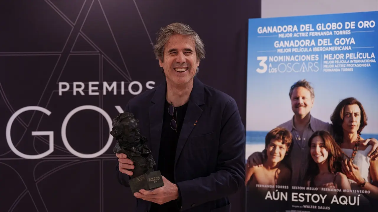 El director brasile&ntilde;o, Walter Salles(d), cuando recogi&oacute; el premio Goya. /  Matias Chiofalo / Archivo