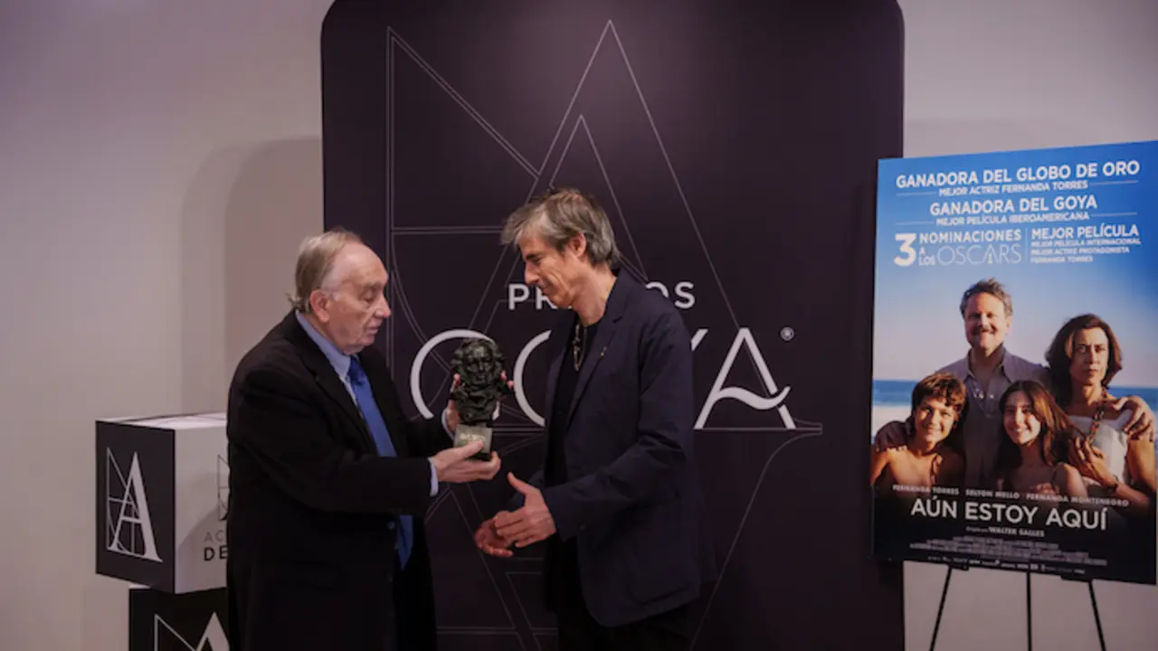 El presidente de la academia de Cine, Fernando M&eacute;ndez-Leite(i), entrega el Goya a la Mejor Pel&iacute;cula Iberoamericana al director brasile&ntilde;o, Walter Salles(d). / EP
