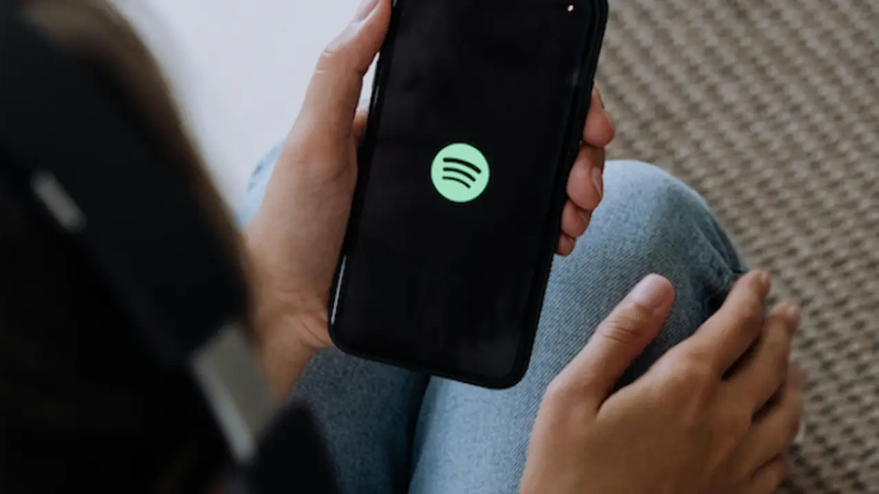 Una persona intenta abrir la aplicaci&oacute;n de Spotify. / A.E