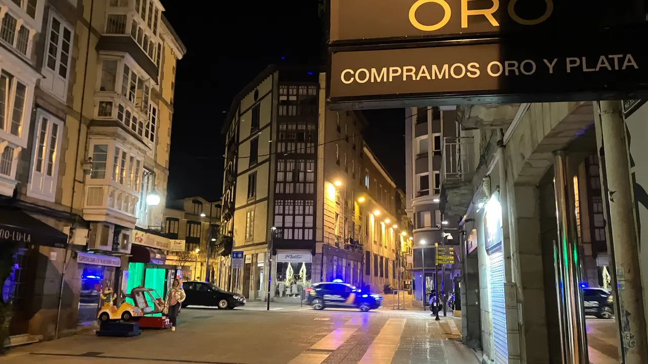 Un coche de la Polic&iacute;a Nacional patrulla las calles de Torrelavega. / S.D.