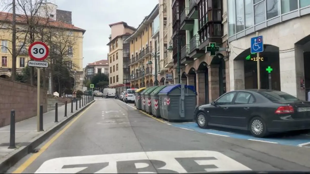 Calle Joaqu&iacute;n Hoyos, completamente vac&iacute;a en hora punta, reflejando el impacto de la Zona de Bajas Emisiones en la actividad