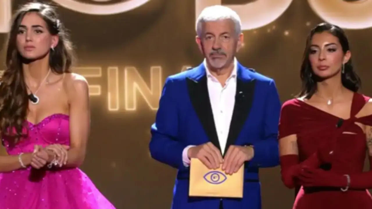Carlos Sobera, entre Maica (izq) y Marieta (dcha), antes de decir a la ganadora. / Mediaset