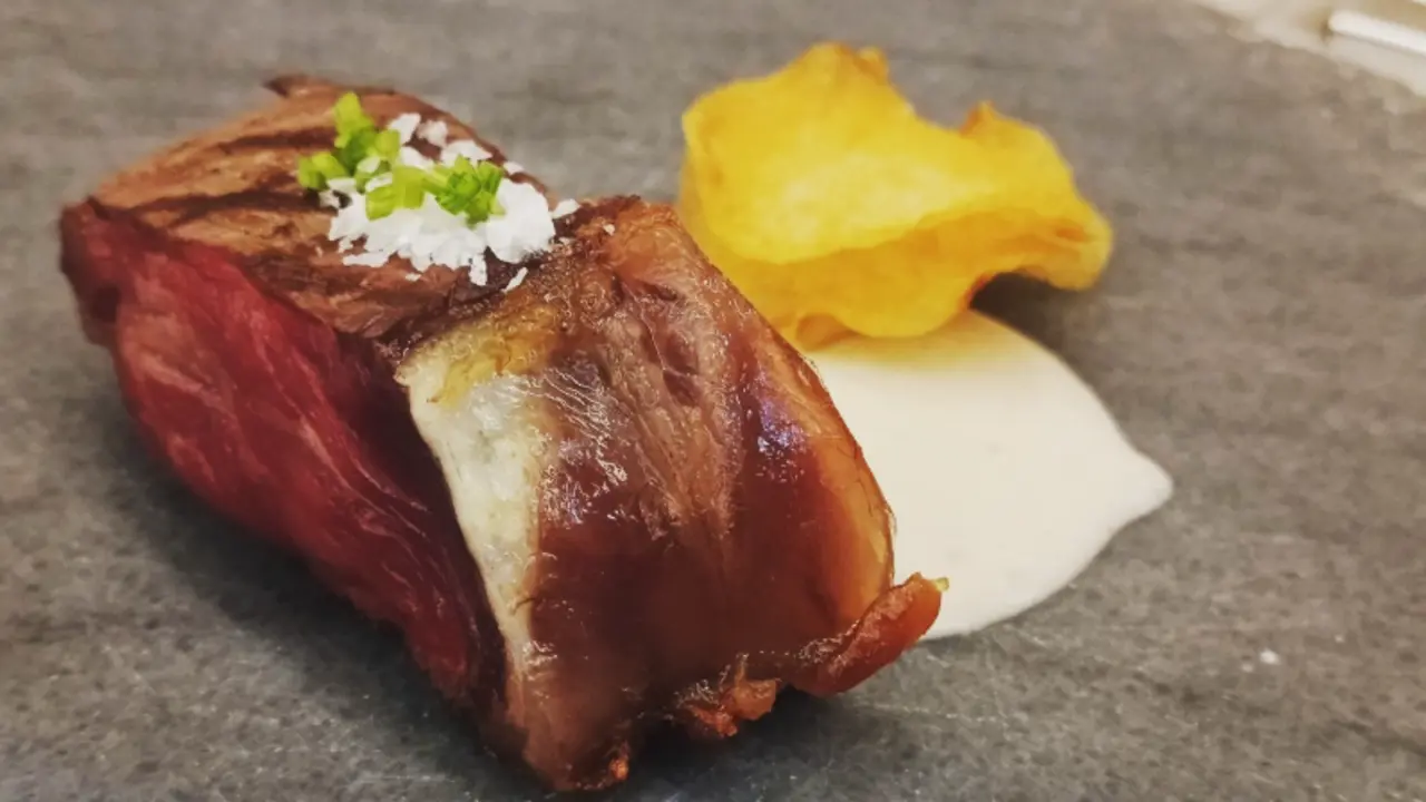 Un entrecot, con una cremosa salsa de queso, una de las estrellas del restaurante. / La Carter&iacute;a