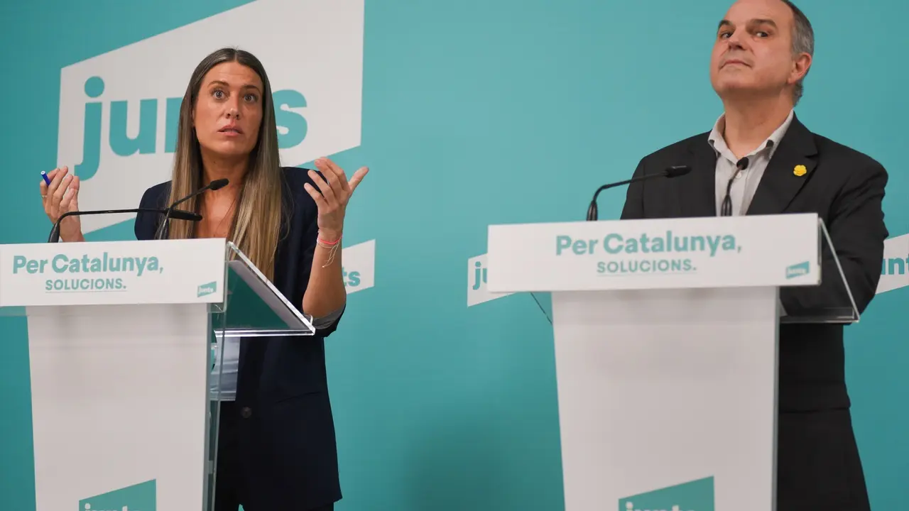 La portavoz en el Congreso de Junts, Miriam Nogueras, y el secretario general de Junts, Jordi Turull, durante una rueda de prensa. / Alberto Paredes