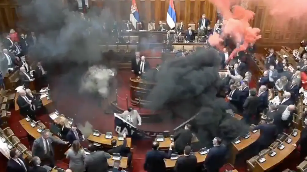 Momento del incidente en el Parlamento de Serbia. / RRSS