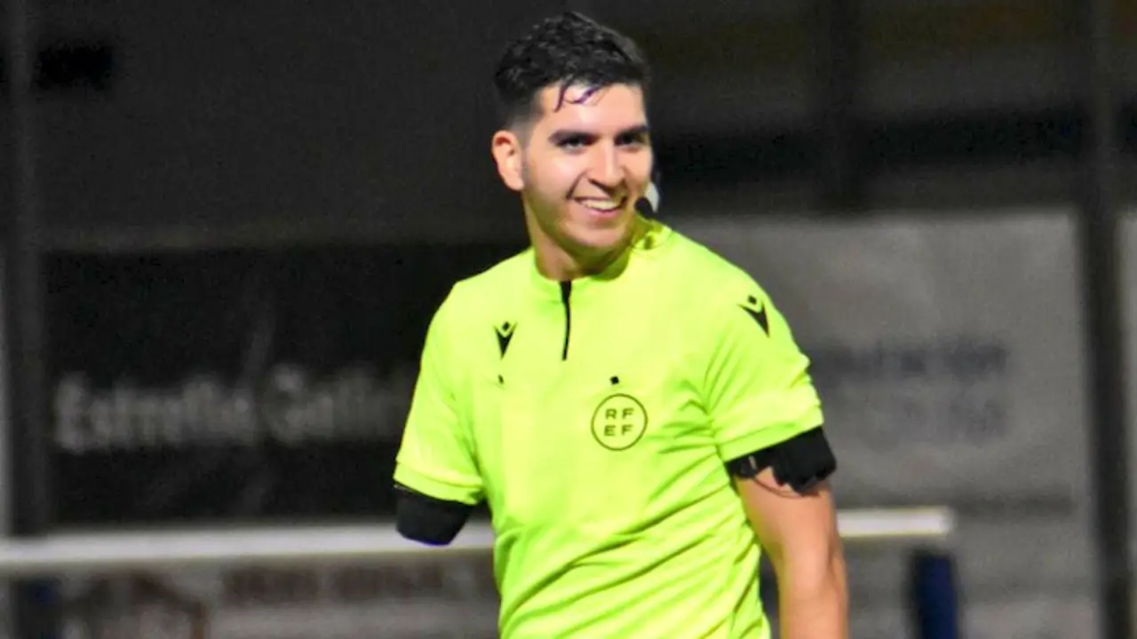 El &aacute;rbitro palentino durante un partido. / RFCYLF