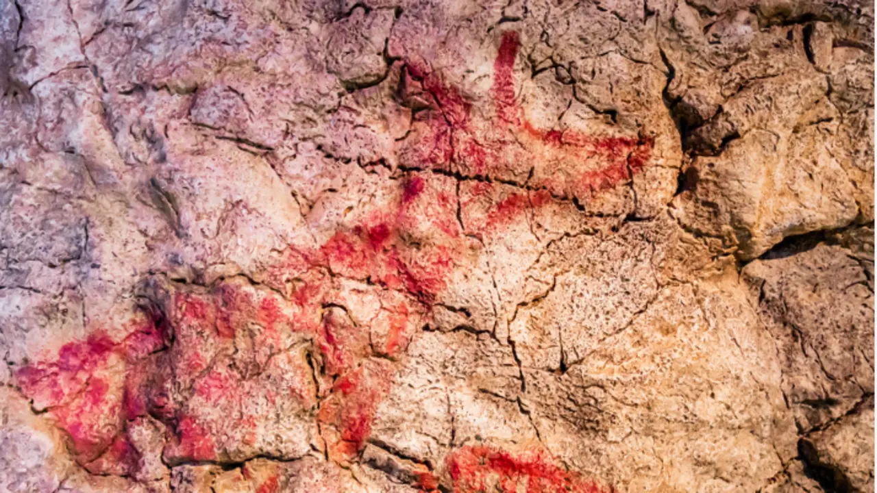 Una de las representaciones que hay dentro de la cueva de El Pendo. / A.S.