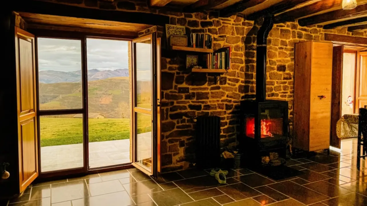 Sal&oacute;n con chimenea y vistas a las monta&ntilde;as. / Villabrenagudina