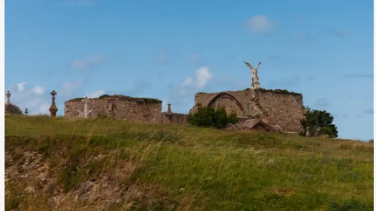 Vista del '&aacute;ngel exterminador', en el cementerio de Comillas. / A.S.