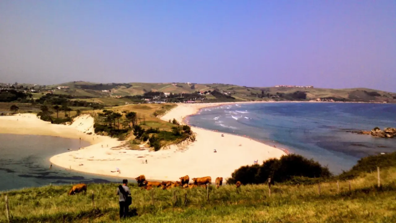 Vista panor&aacute;mica de la playa de Oyambre. / A.E.