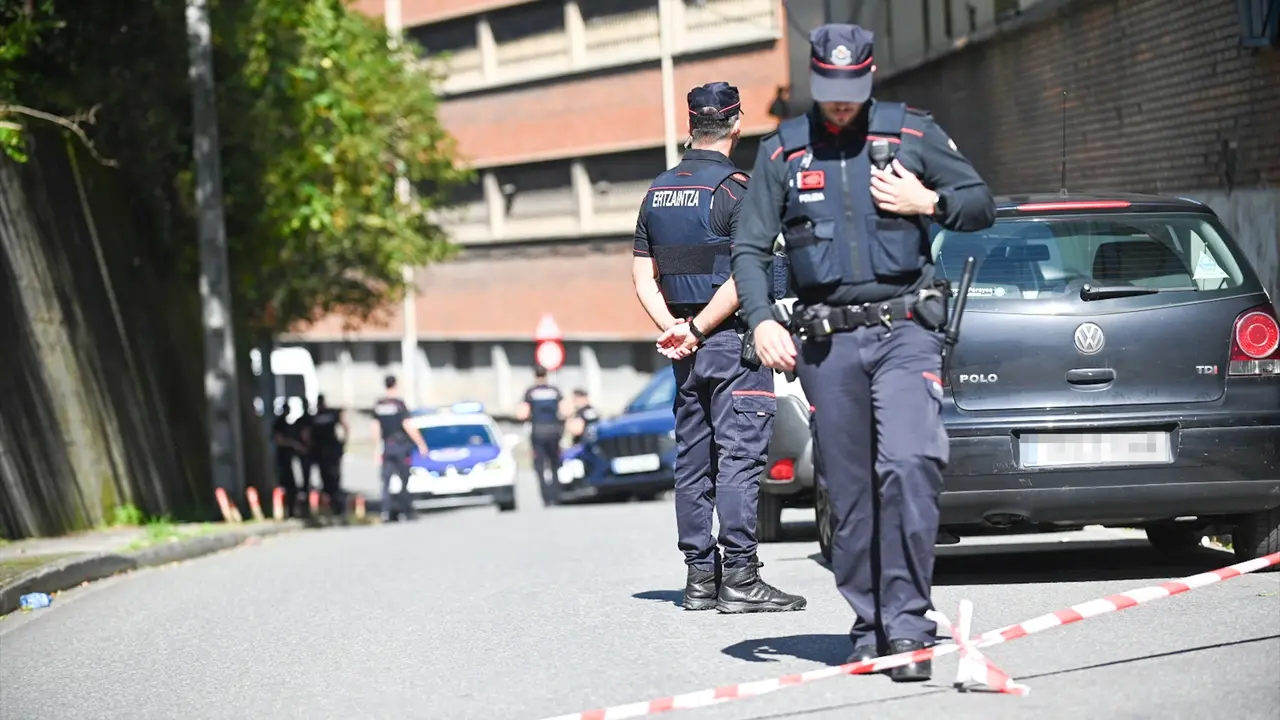 Agentes de la Ertzaintza durante una operaci&oacute;n. / Arnaitz Rubio