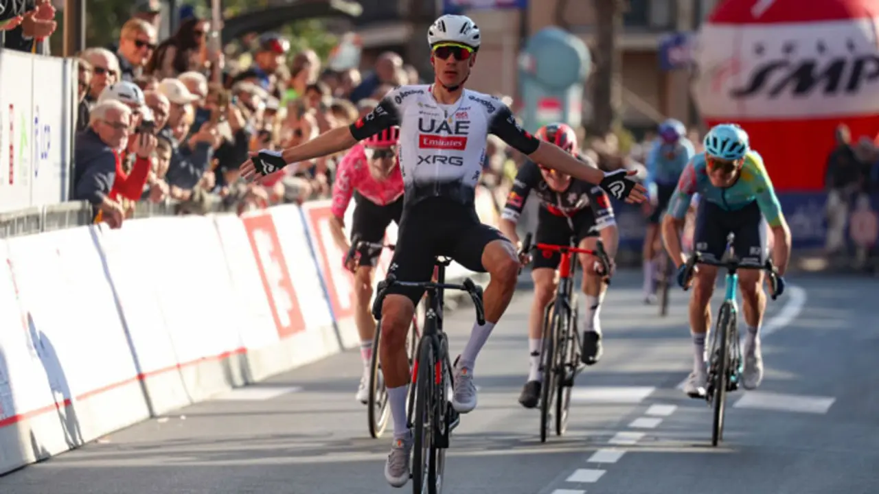 El ciclista del Emirates, Juan Ayuso, cruza la l&iacute;nea de meta. / x