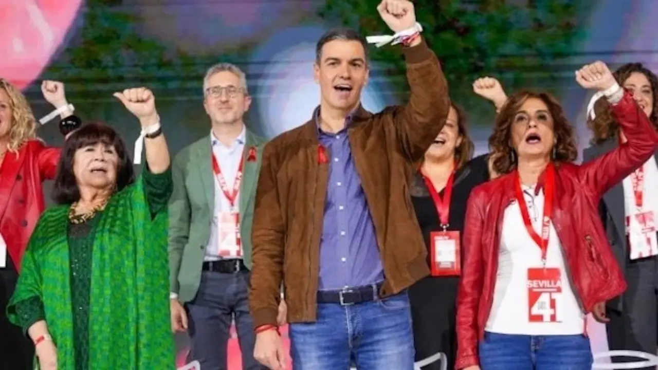 Un acto pol&iacute;tico del PSOE en Sevilla, con Pedro S&aacute;nchez y varios dirigentes del partido levantando el pu&ntilde;o en se&ntilde;al de unidad.