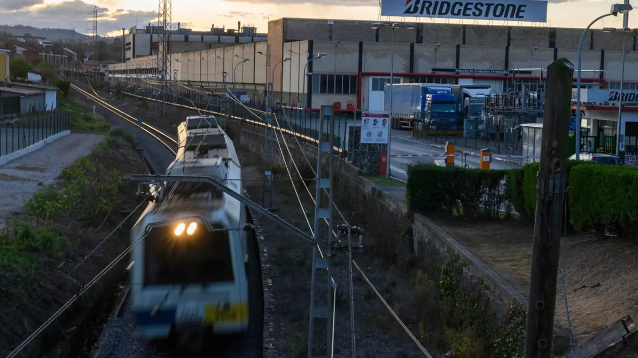 La llegada de los nuevos trenes podr&iacute;a retrasarse tres a&ntilde;os m&aacute;s. (EFE/Pedro Puente Hoyos)