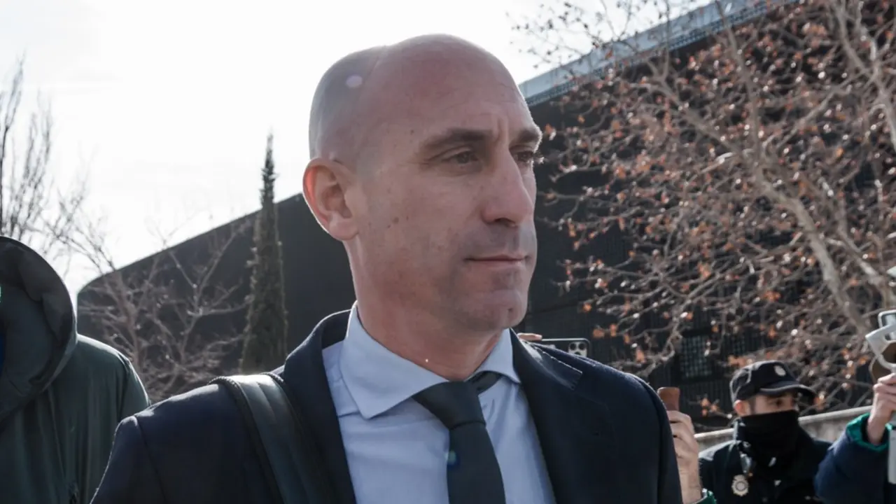 El expresidente de la Real Federaci&oacute;n Espa&ntilde;ola de F&uacute;tbol (RFEF) Luis Rubiales sale de una nueva jornada del juicio. / Carlos Luj&aacute;n