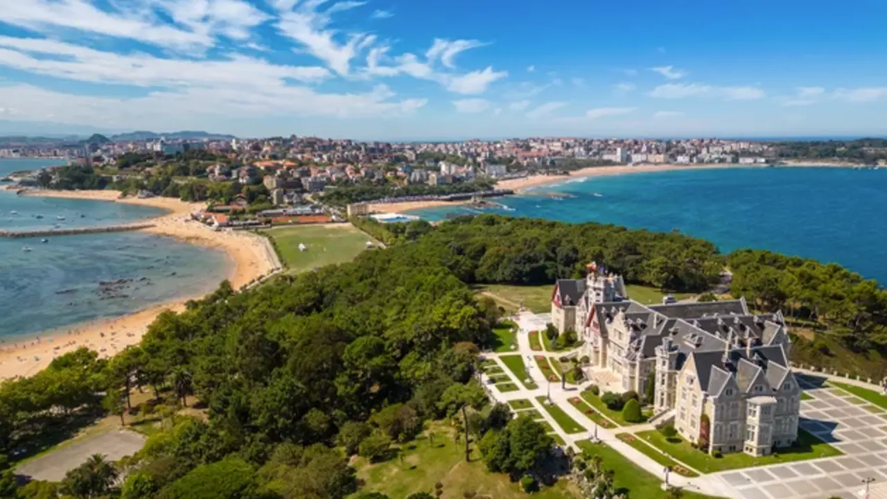 El Palacio de la Magdalena en Santander Espa&ntilde;a con vista a&eacute;rea de la pen&iacute;nsula y la ciudad con la playa soleada. / A.S.