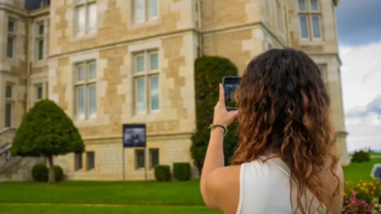 Una turista haciendo una foto al Palacio de la Magdalena. / A.S.
